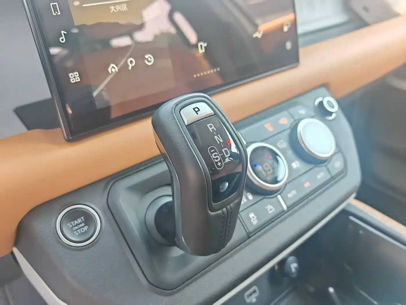 Land Rover Defender 2022 110 P400 Dark Special Edition фото 8