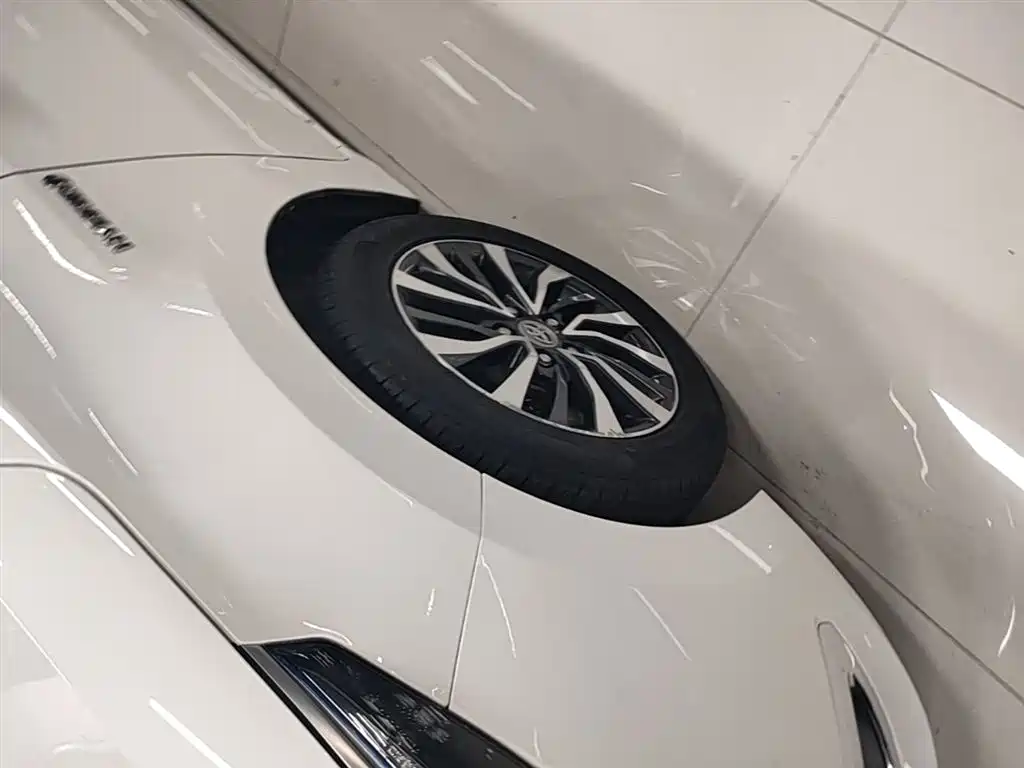 Toyota Corolla 2016 Dual Hybrid 1.8L E-CVT Elite Edition фото 23