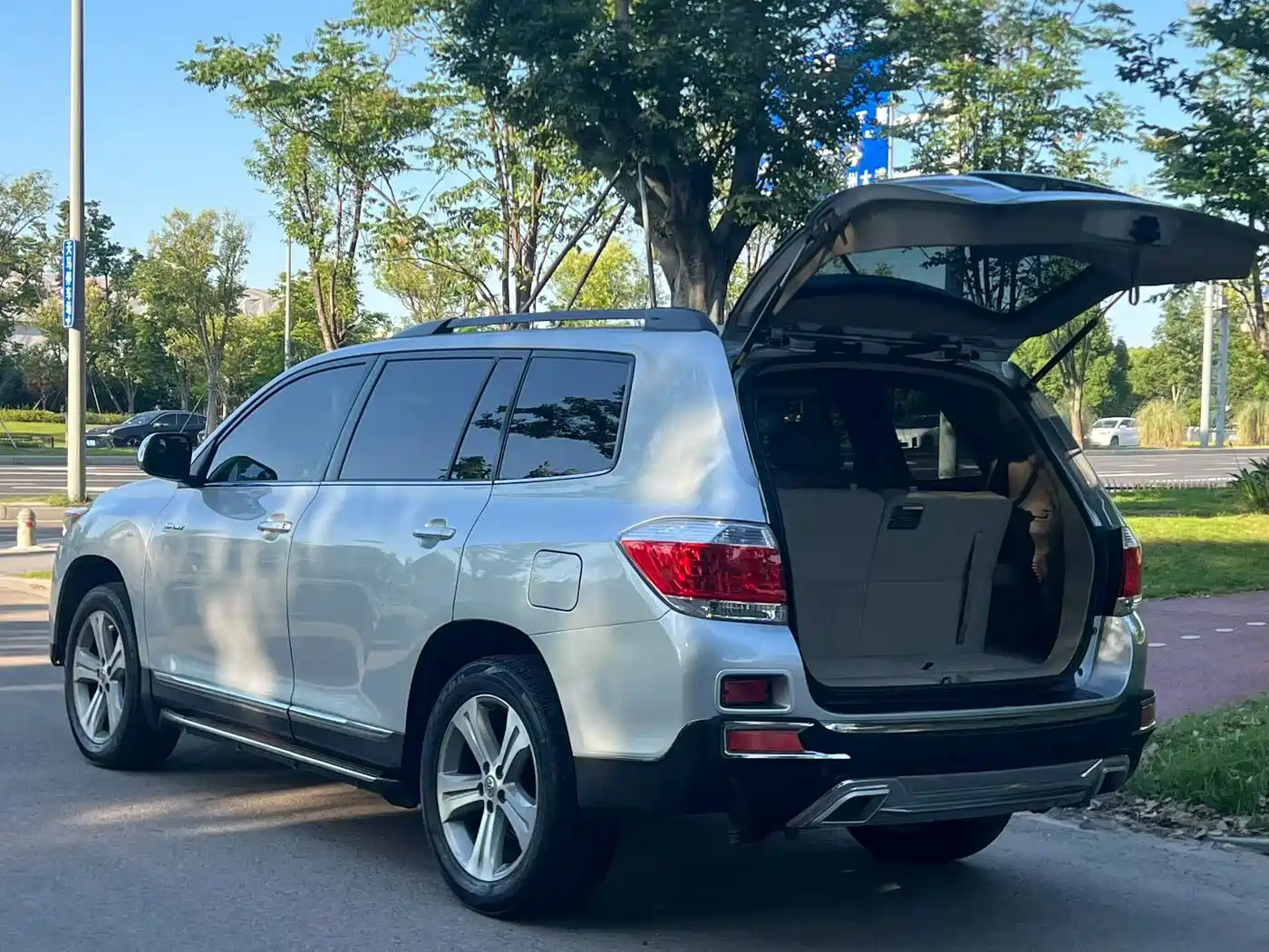 Toyota Highlander 2012 2.7L 2WD 7-Seater Luxury Edition фото 4