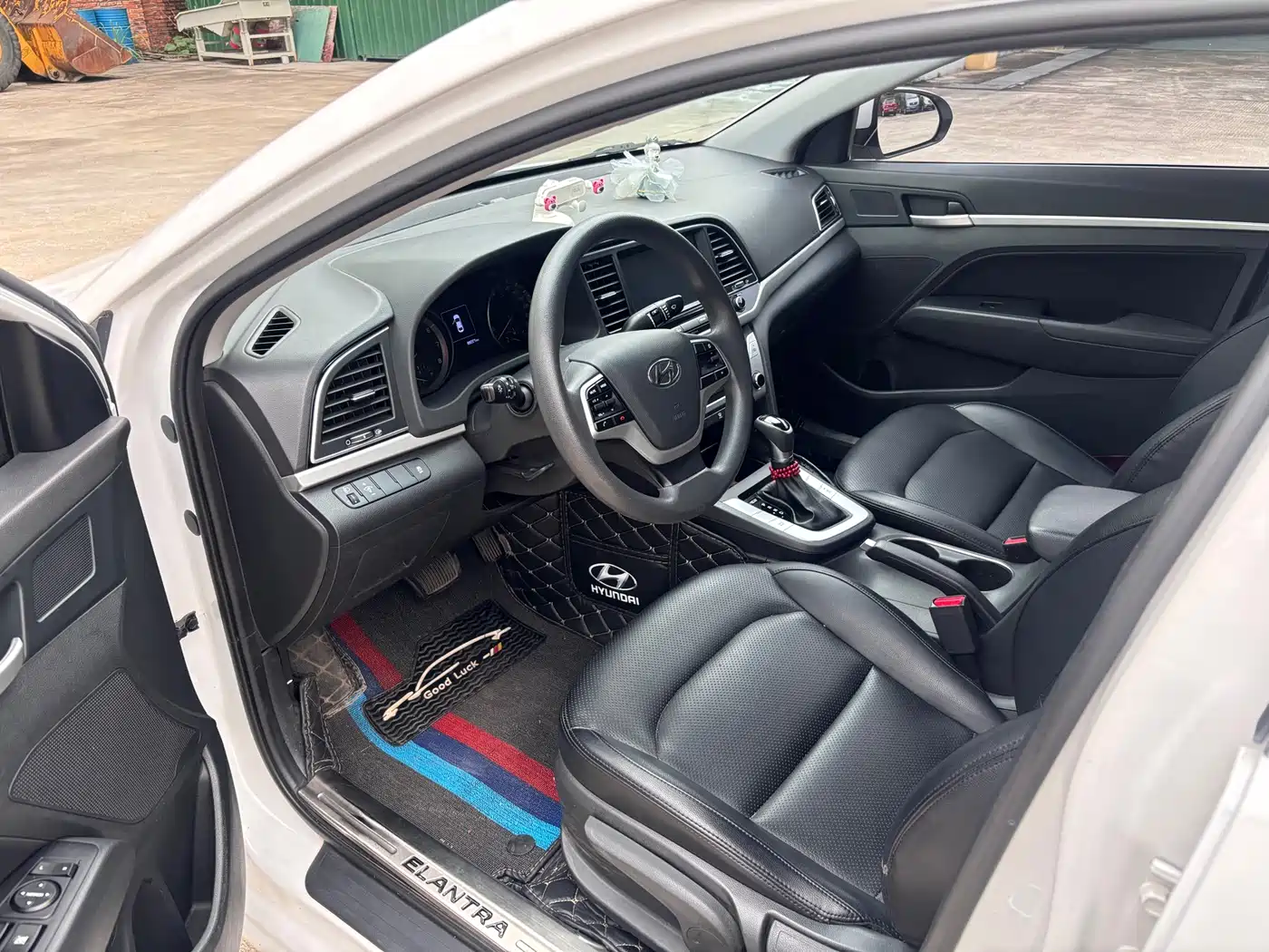 Hyundai Elantra 2018 1.6L Automatic 15th Anniversary Special Edition фото 4