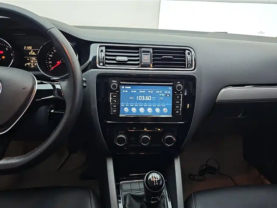 Volkswagen Sagitar 2015 1.6L Manual Comfort фото 13