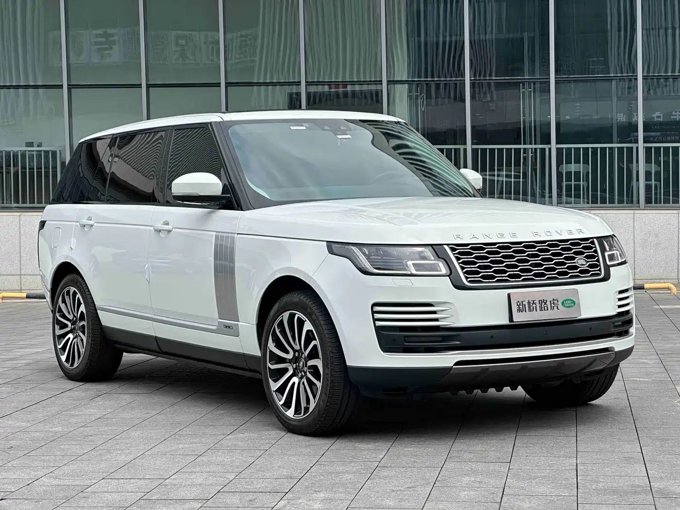 Land Rover Range Rover 2020 3.0 L6 Heritage Extended Edition фото 3
