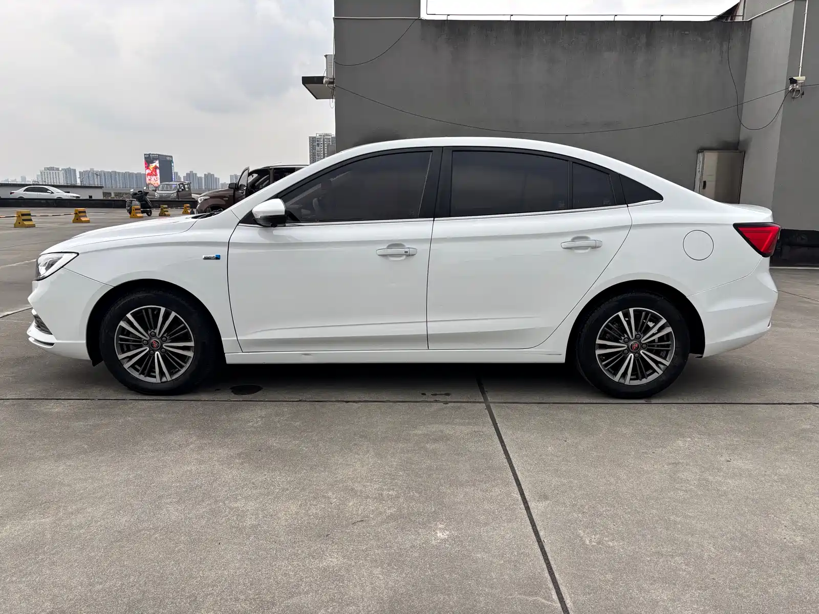 Фото 8 - Roewe i5