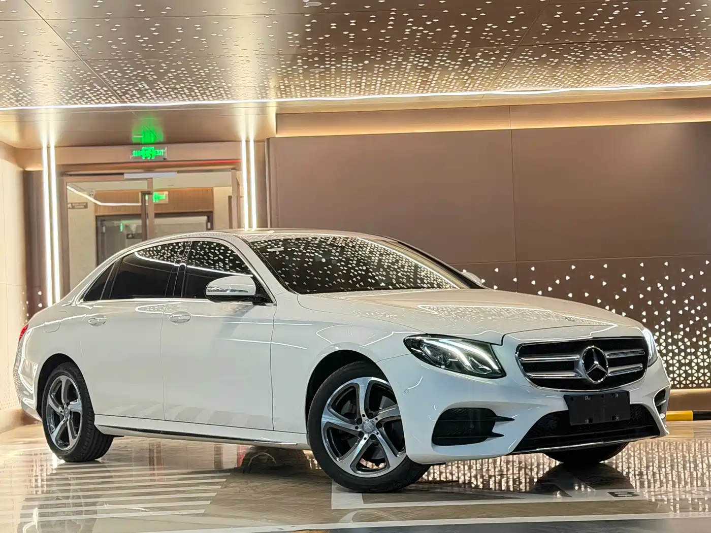 Mercedes-Benz E-Class 2017 E 200 L 4MATIC фото 3