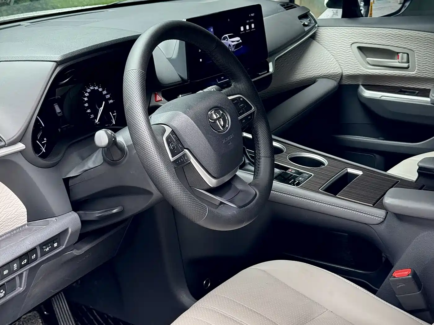 Toyota Granvia 2024 2.5L Hybrid Comfort фото 6
