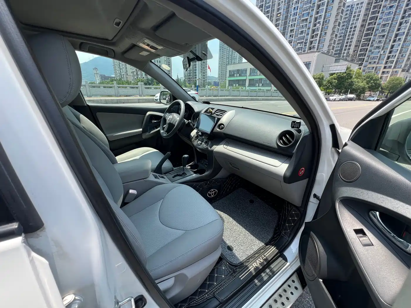 Toyota RAV4 Rongfang 2010 2.4L Automatic Luxury Upgrade Edition фото 10