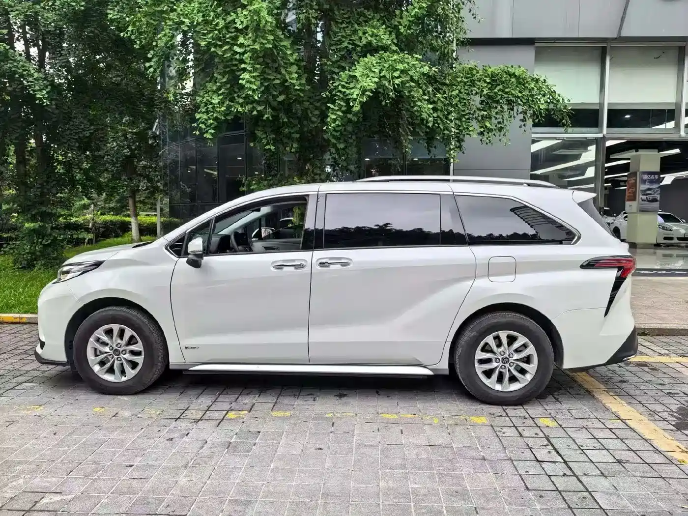 Toyota Granvia 2024 2.5L Hybrid Comfort фото 2