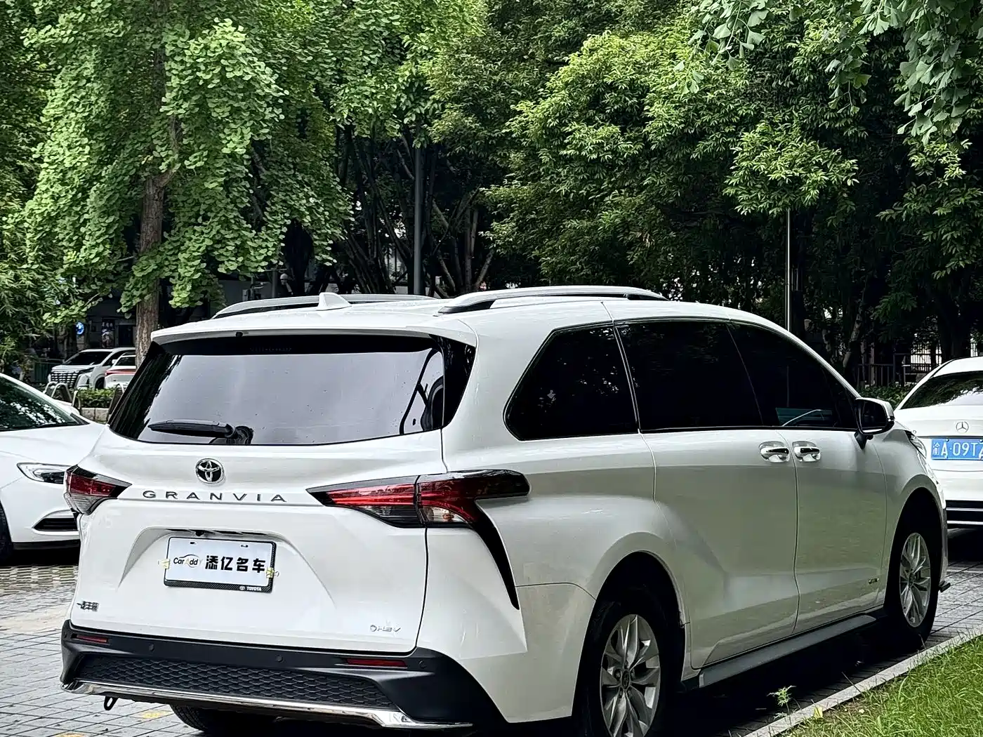 Toyota Granvia 2024 2.5L Hybrid Comfort фото 4