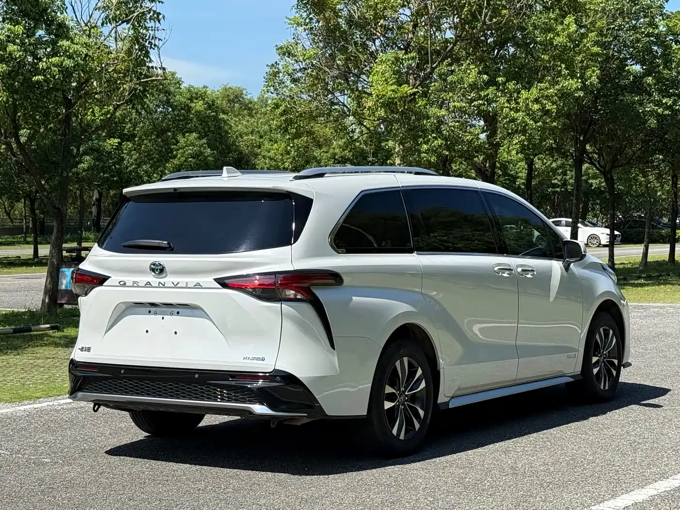 Toyota Granvia 2023 2.5L Hybrid Luxury Edition фото 9