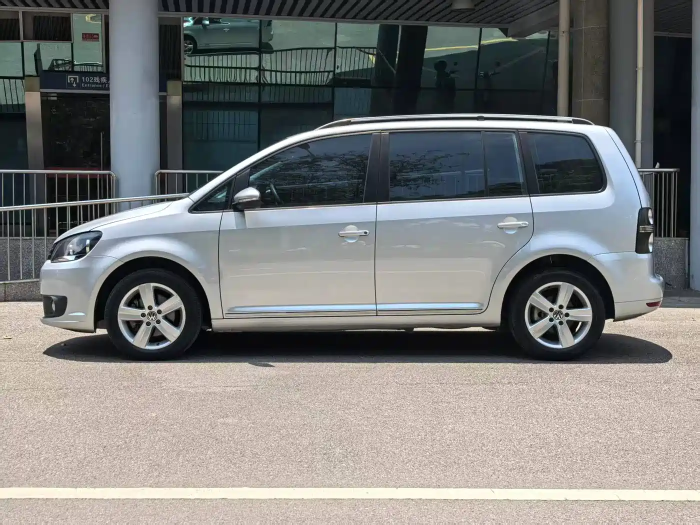Volkswagen Touran 2015 1.4T DSG Comfort Edition 5-seater фото 5