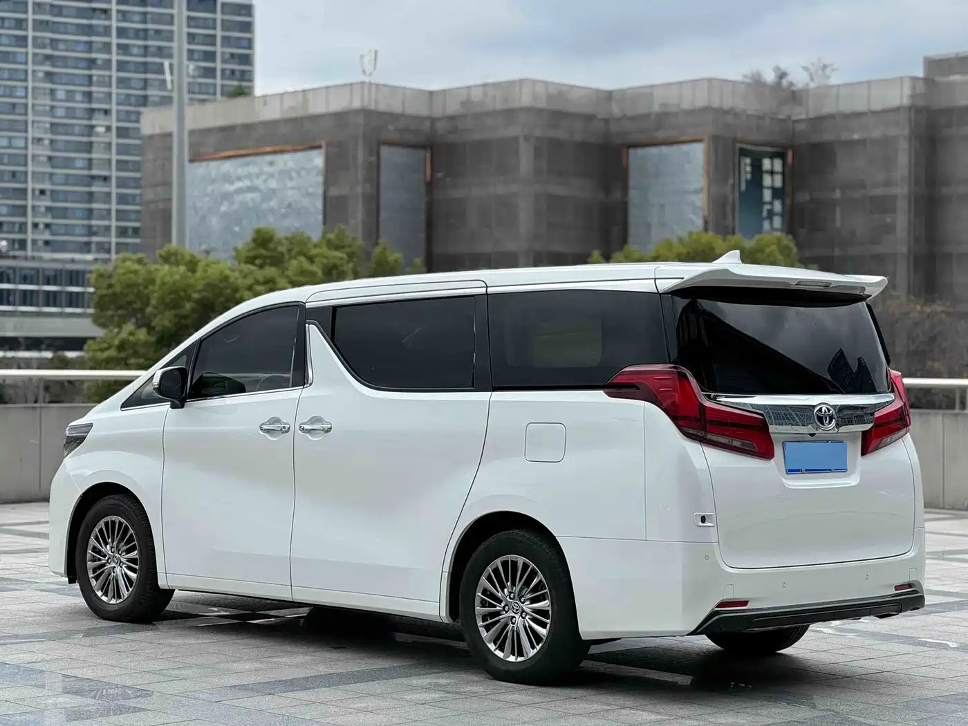 Toyota Alphard 2020 Hybrid 2.5L Luxury Edition фото 6
