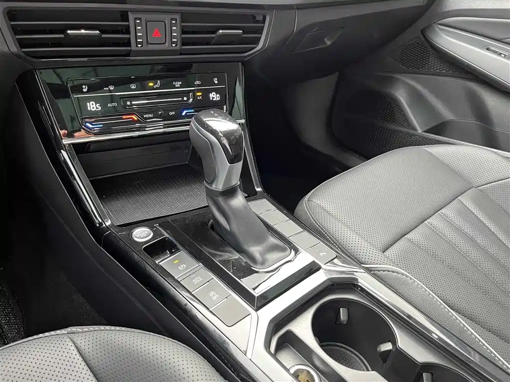 Volkswagen Passat 2024 380TSI Starlight Dragon Soaring Edition фото 26
