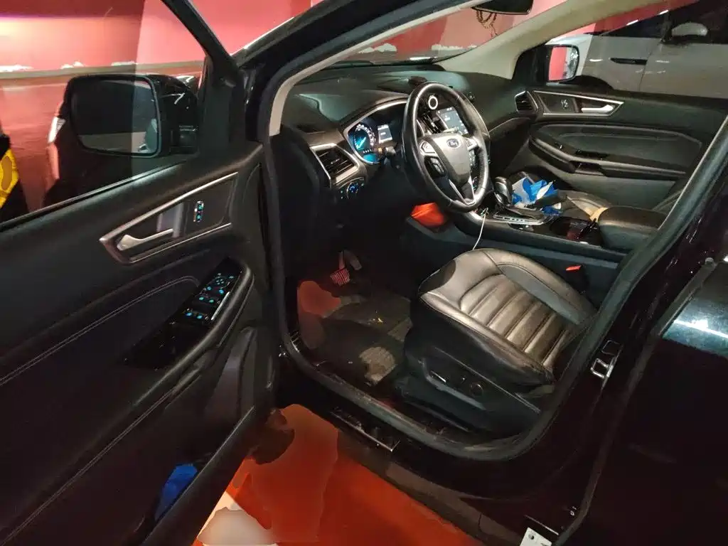 Photo 12 - Ford Edge