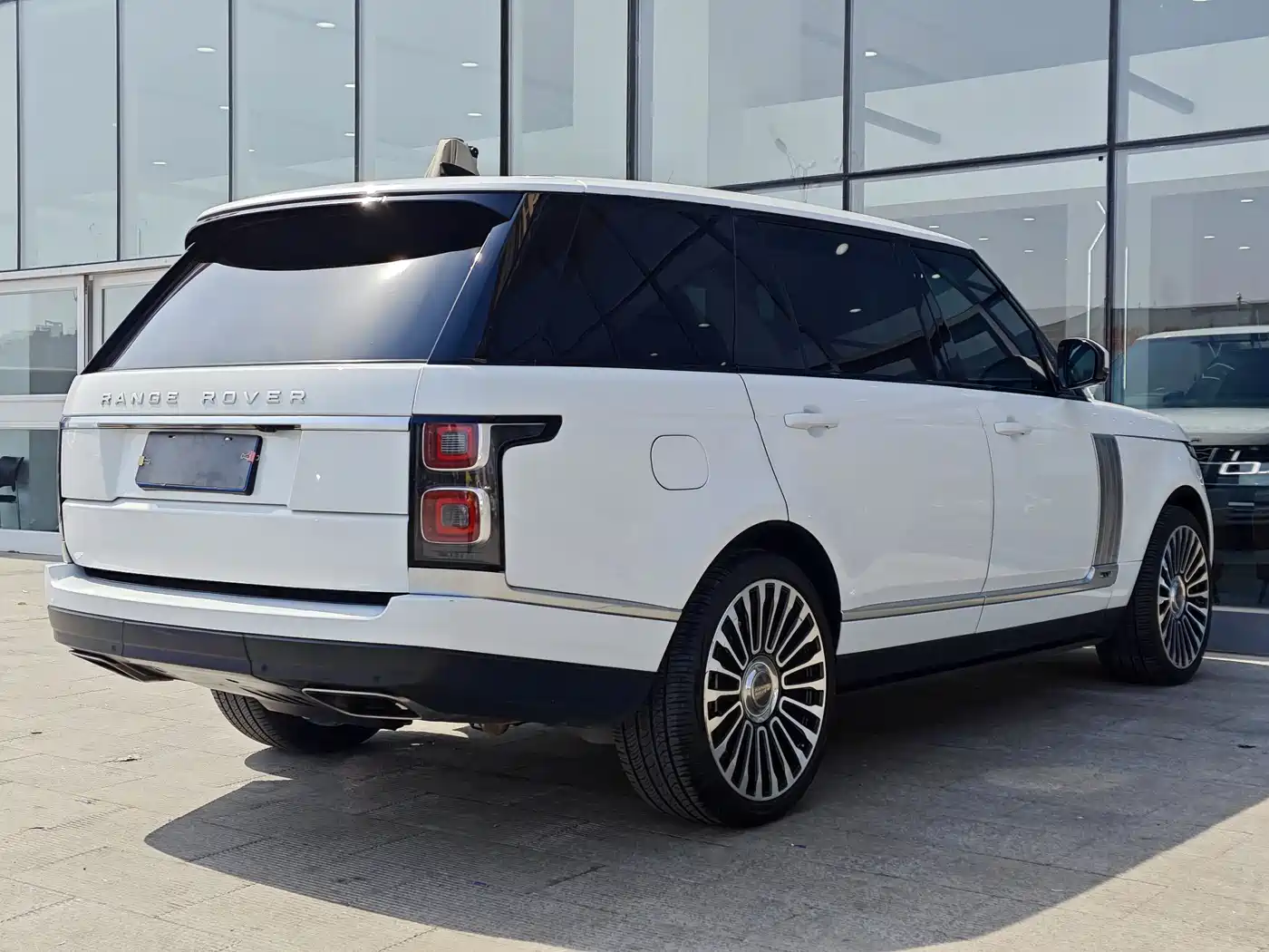 Land Rover Range Rover 2020 3.0 L6 Heritage Extended Edition фото 4