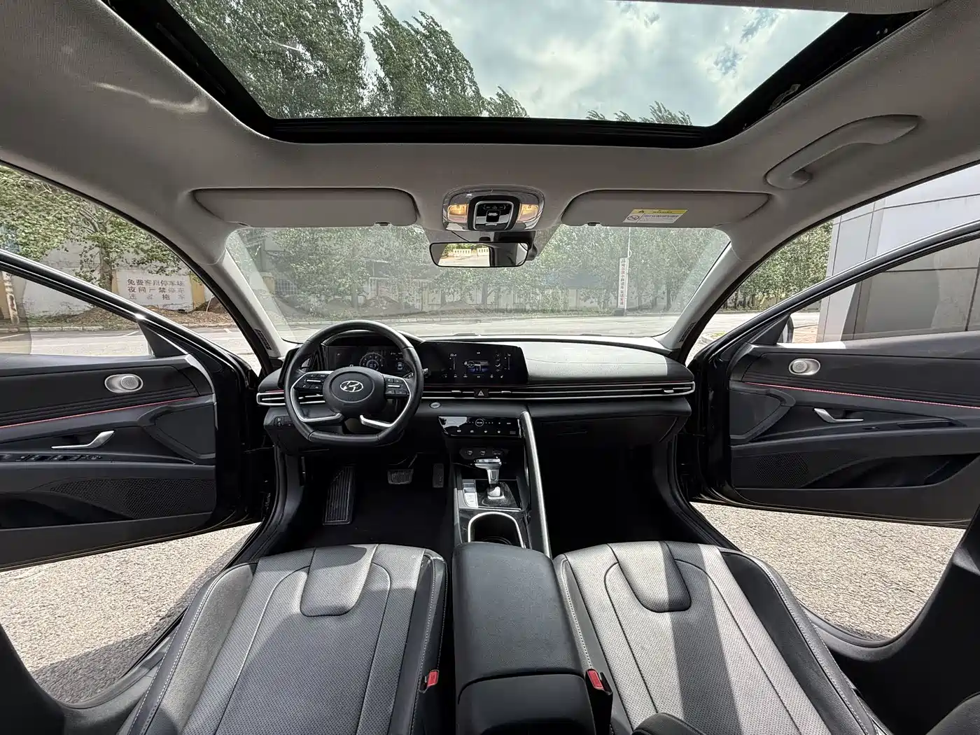 Hyundai Elantra 2022 1.5L CVT LUX Premium Edition фото 7