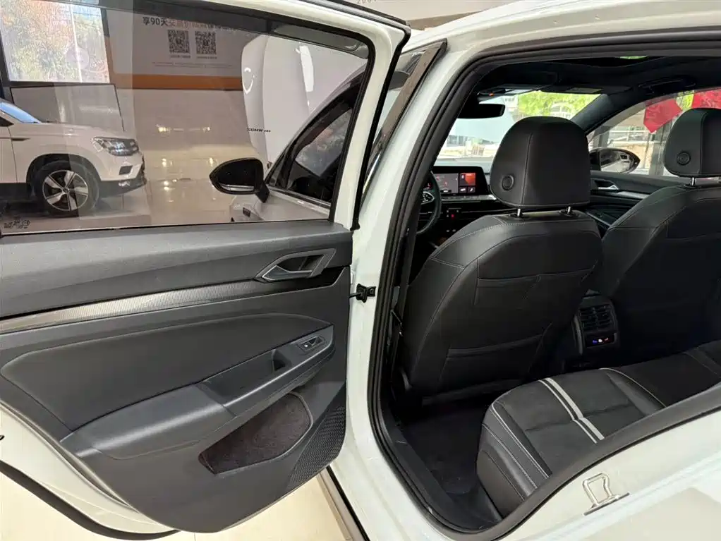 Volkswagen Golf 2021 280TSI DSG R-Line фото 17