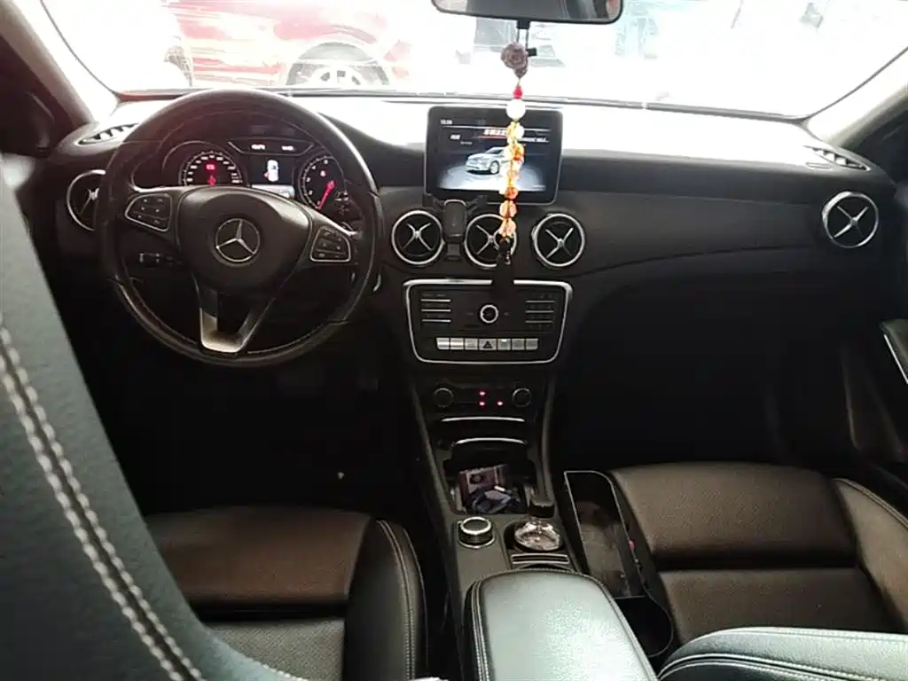 Mercedes-Benz GLA 2018 GLA 200 Dynamic фото 10