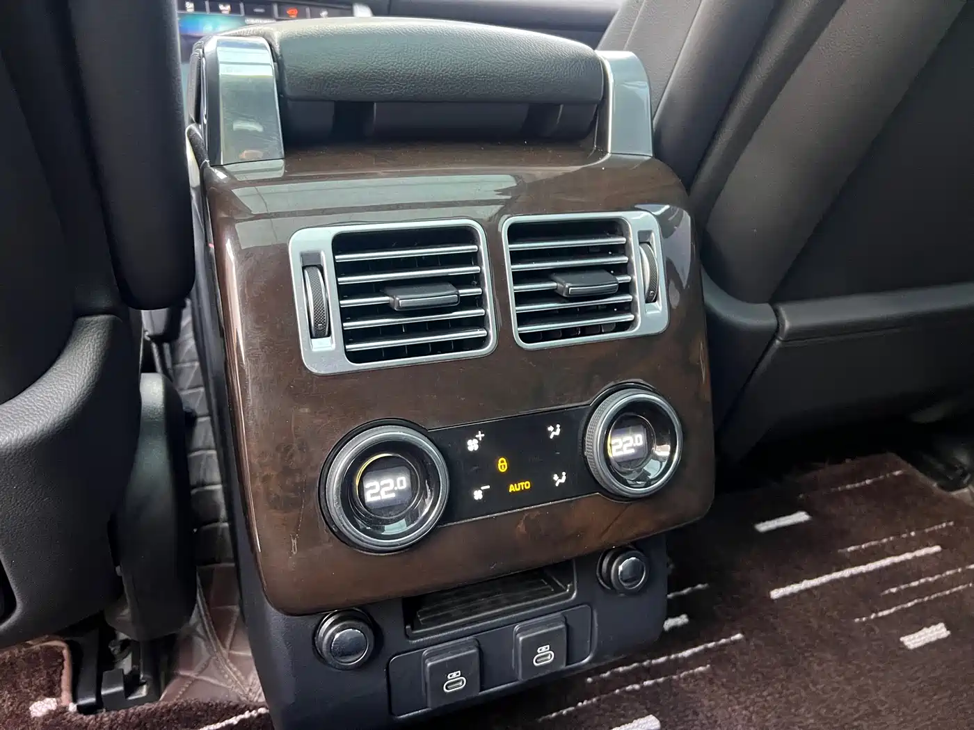 Land Rover Range Rover 2021 3.0 L6 Golden Age Edition фото 12