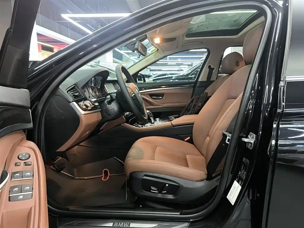 BMW 5 Series 2014 525Li Leading фото 16