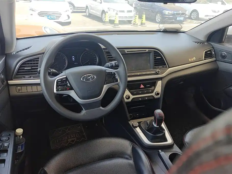 Hyundai Elantra 2016 1.6L Manual Smart·Youth Edition фото 12