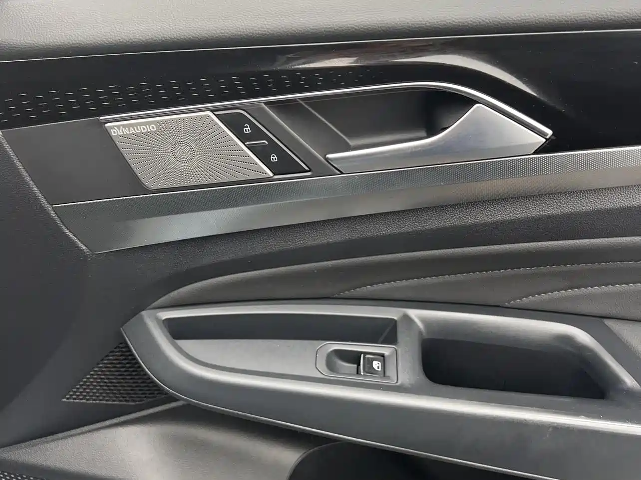 Volkswagen Passat 2022 330TSI Luxury Edition фото 32