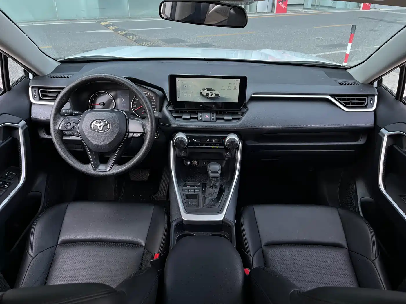 Toyota Wildlander 2023 2.0L CVT FWD LE фото 14