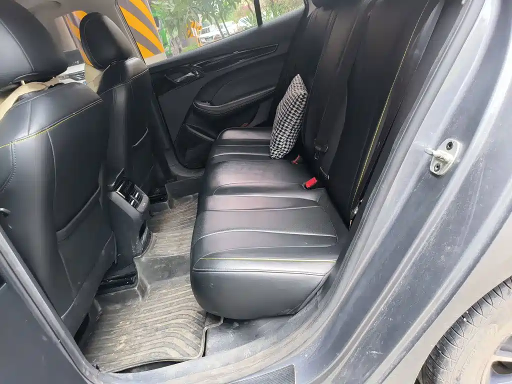 Фото 15 - Roewe i5