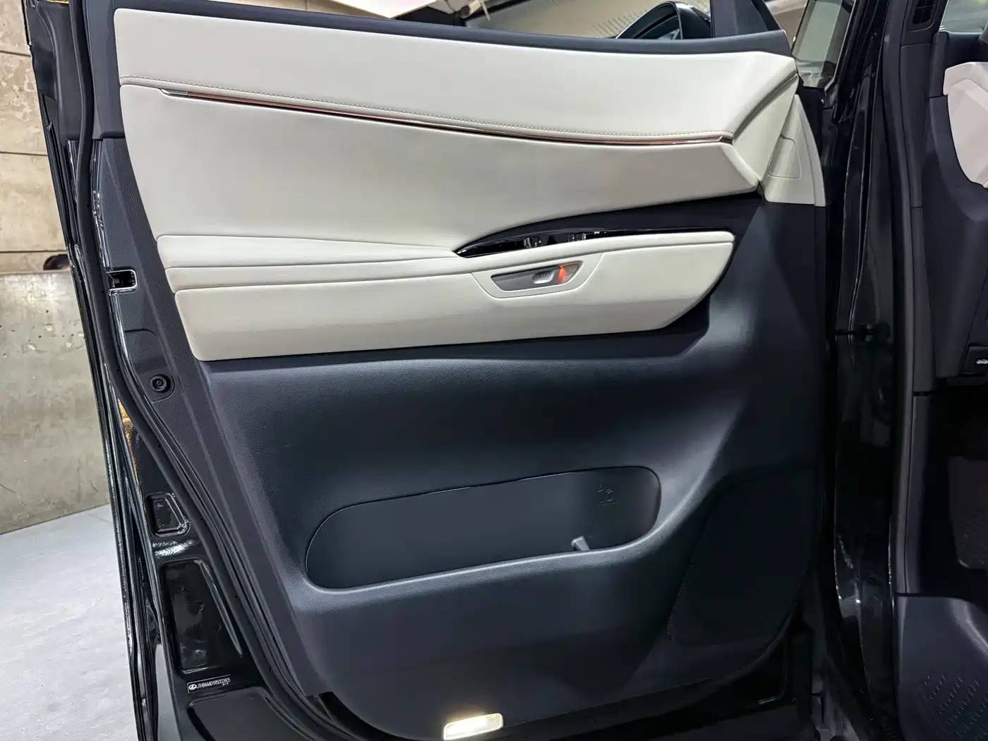 Lexus LM 2023 500h 6-Seater Prestige Edition фото 20