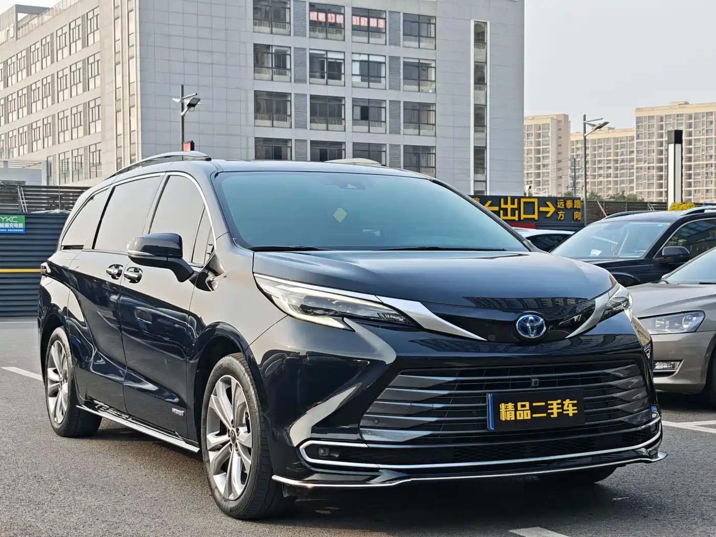 Toyota Sienna 2023 2.5L Hybrid Premium Edition фото 3