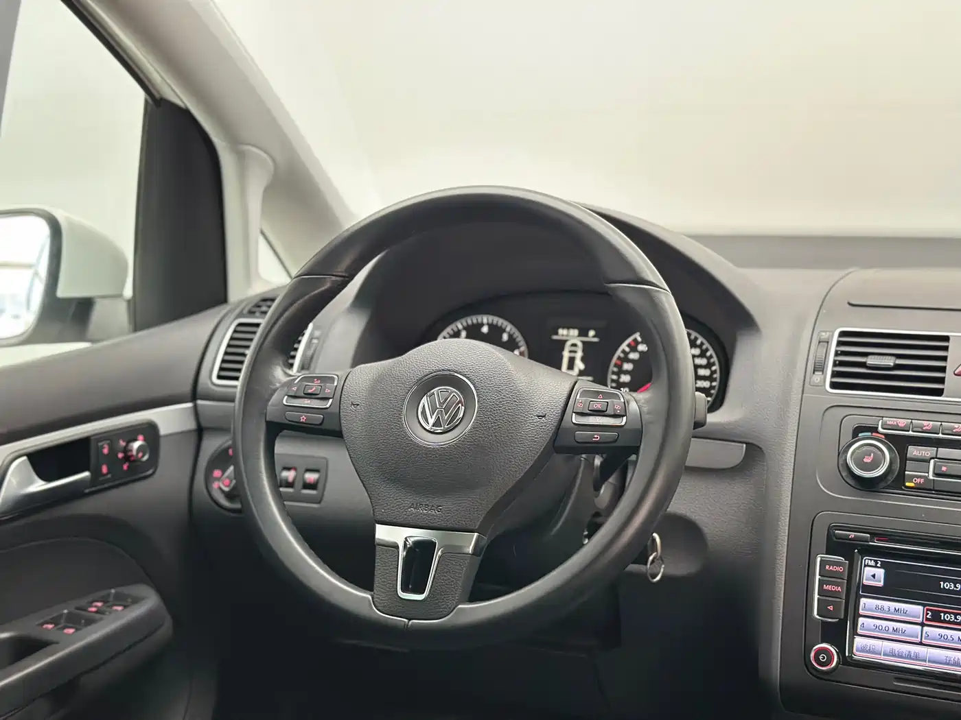 Volkswagen Touran 2015 1.4T DSG Flagship Edition 5-seater фото 30