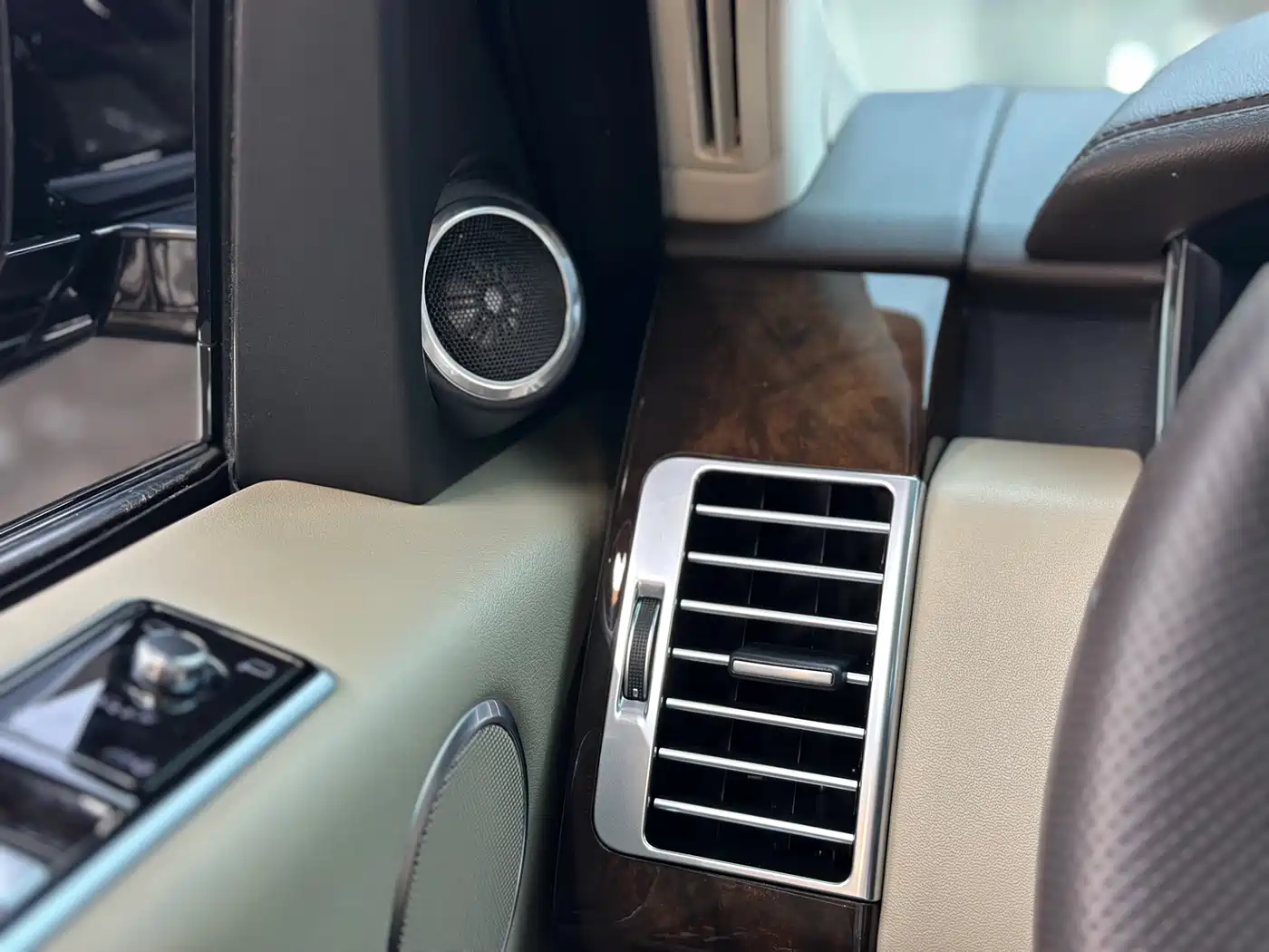 Land Rover Range Rover 2021 3.0 L6 Heritage Edition фото 27