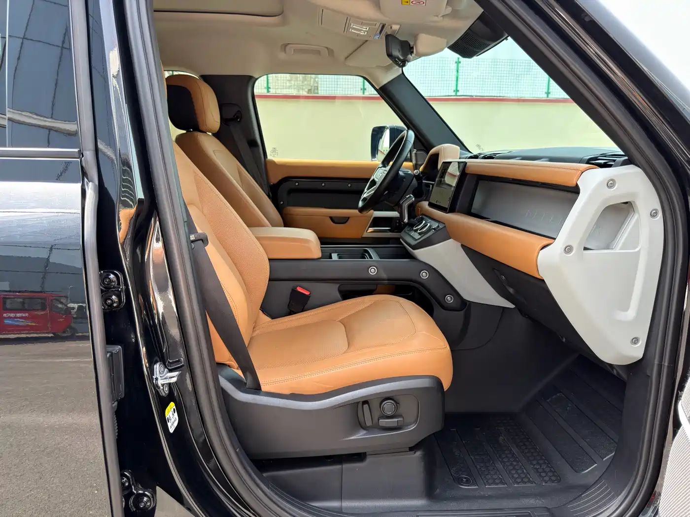 Land Rover Defender 2023 Facelift 110 3.0T P400 Dark Special Edition фото 14