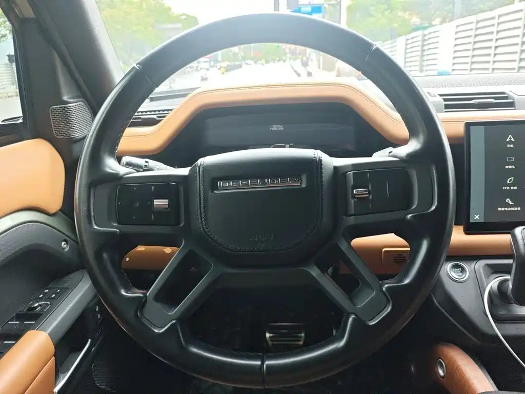 Photo 3 - Land Rover Defender