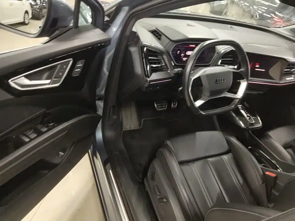 Photo 16 - Audi Q4 e-tron