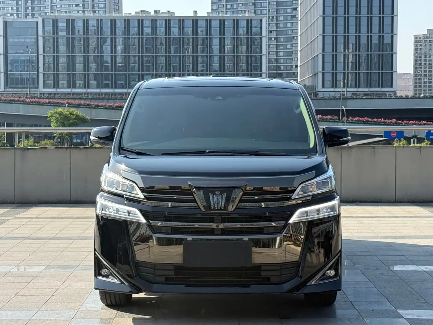 Toyota Vellfire 2021 Crown Hybrid 2.5L HV Premium Edition фото 2