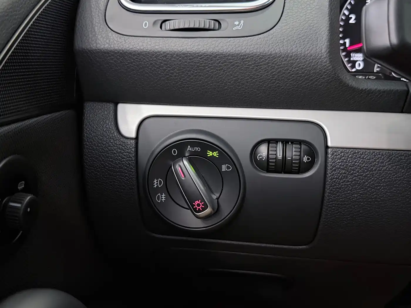 Volkswagen Scirocco 2011 1.4TSI Comfort фото 12
