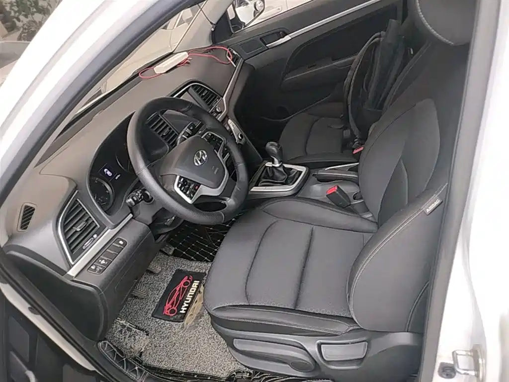 Hyundai Elantra 2016 1.6L Manual Smart & Vibrant Model фото 15
