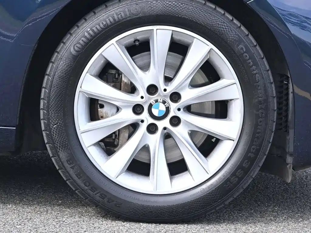 BMW 5 Series GT 2014 528i Leading фото 16