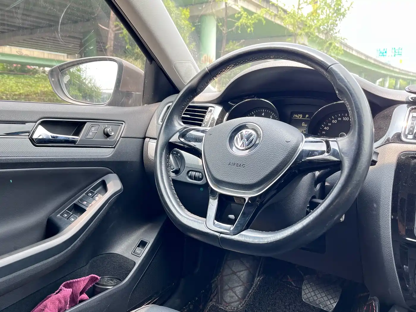 Volkswagen Sagitar 2015 1.6L Automatic Comfort фото 9