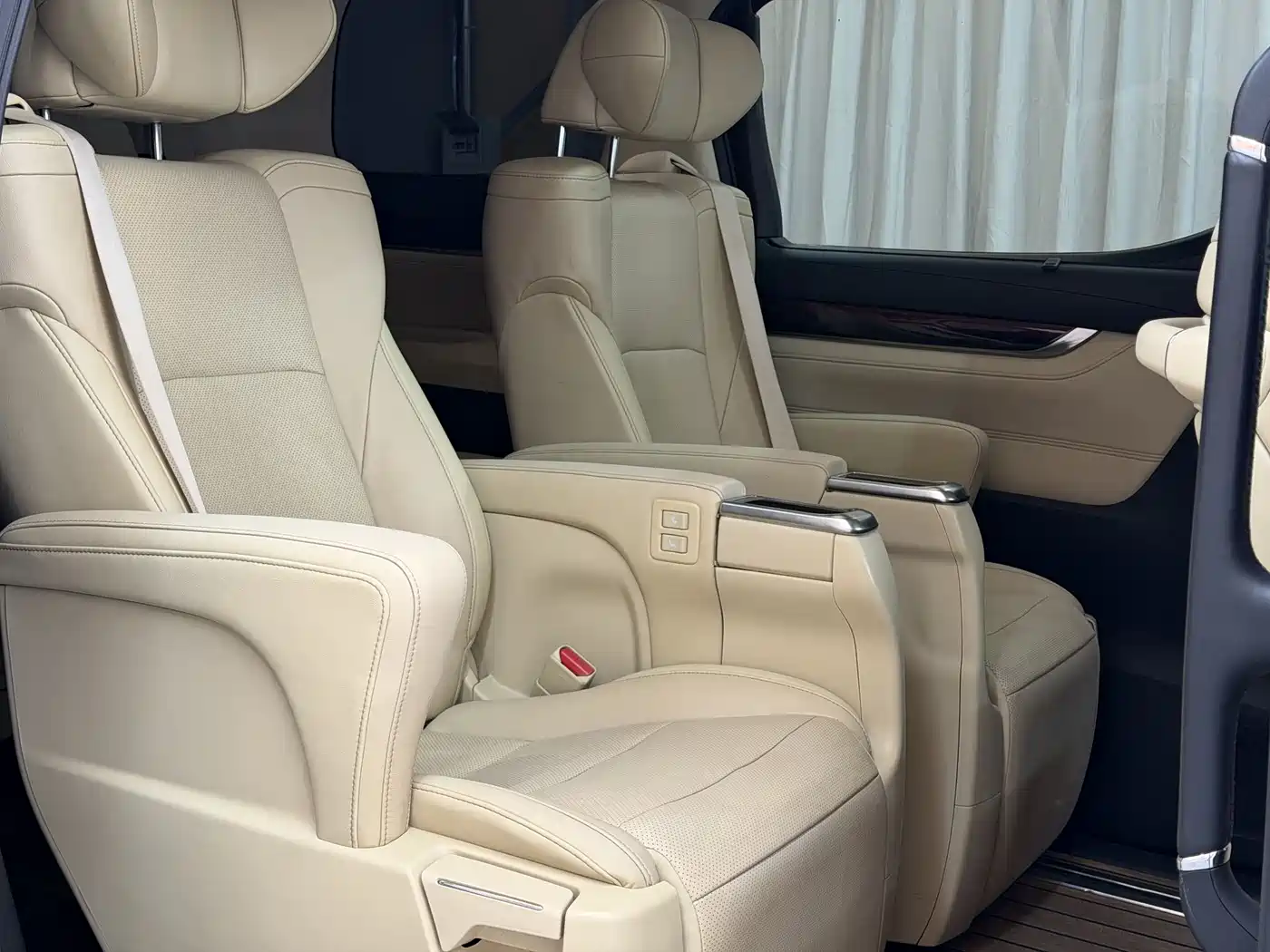 Toyota Alphard 2018 3.5L Luxury фото 15