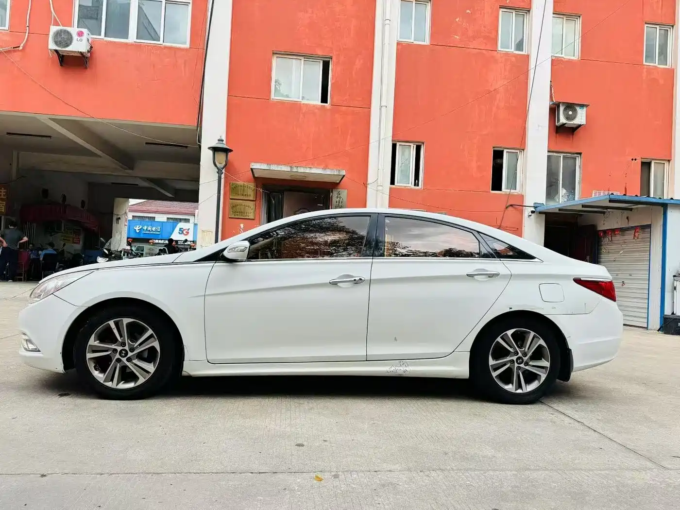 Hyundai Sonata 2011 2.0L Auto Premium Edition фото 4