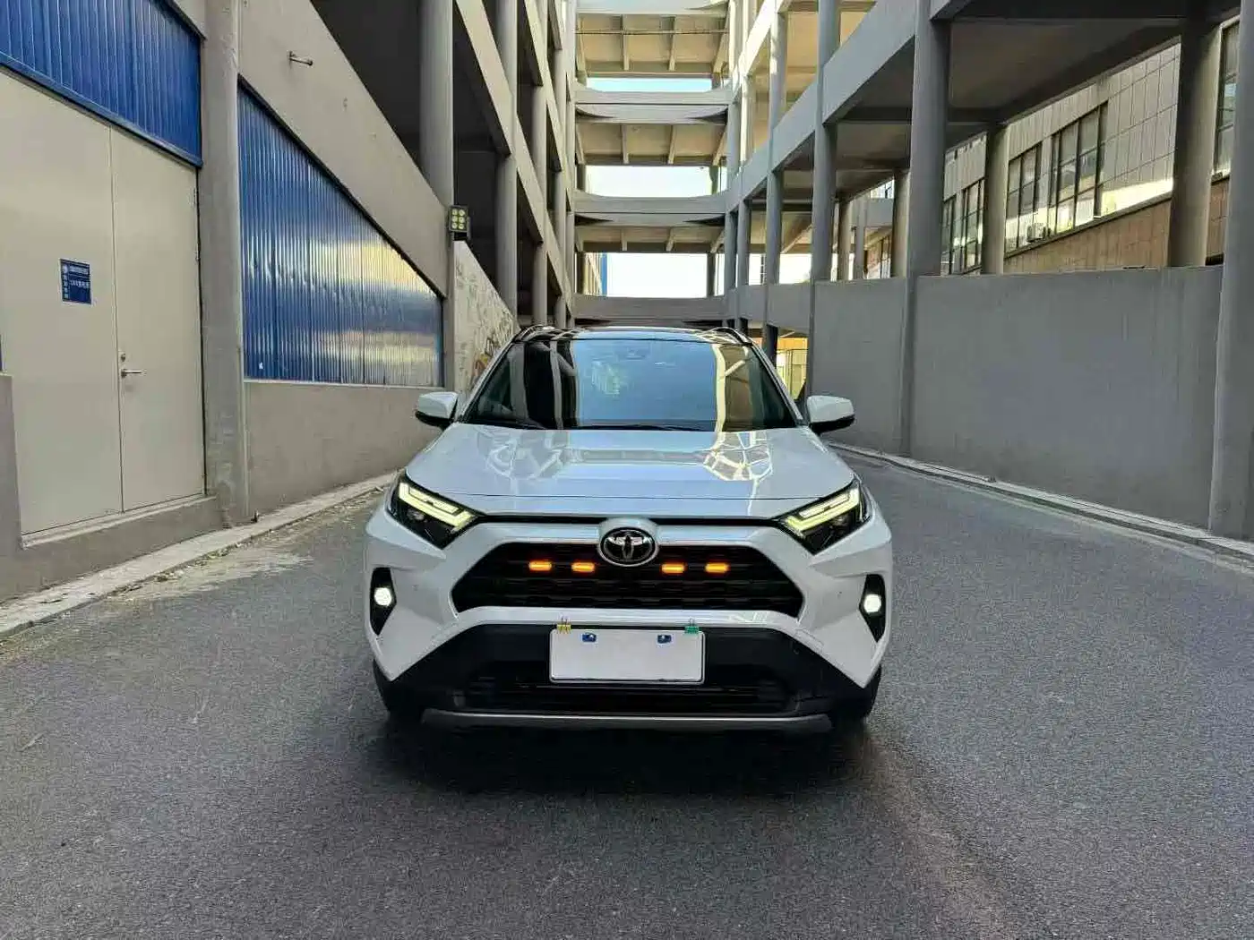 Toyota RAV4 Rongfang 2023 2.0L CVT 2WD 20th Anniversary Platinum Edition фото 3