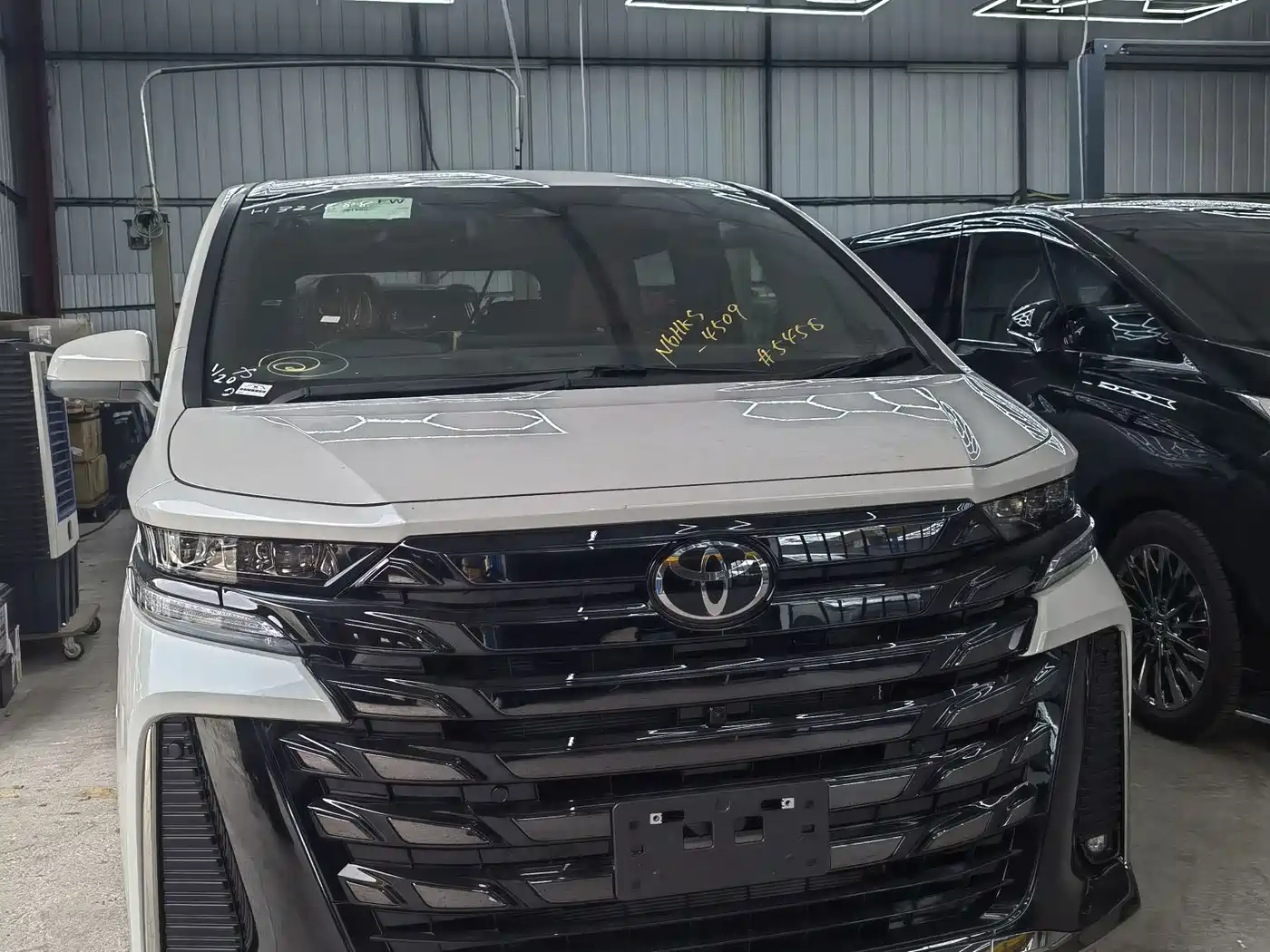 Toyota Vellfire 2024 Crown Hybrid 2.5L Premium Edition фото 2