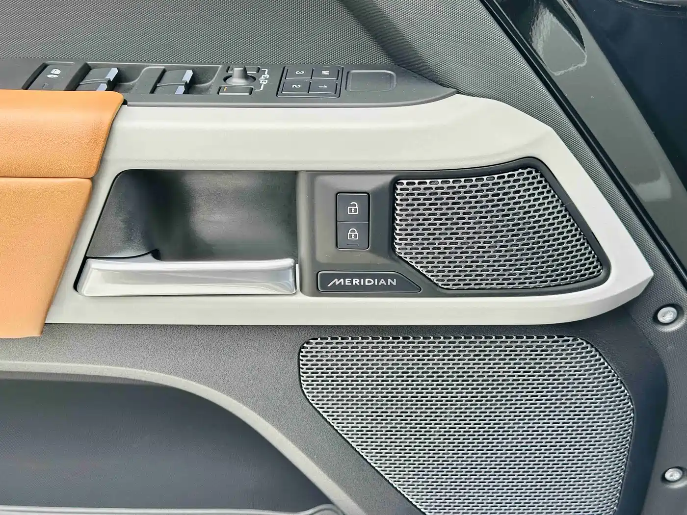 Land Rover Defender 2024 110 3.0T P400 X-DYNAMIC HSE фото 15