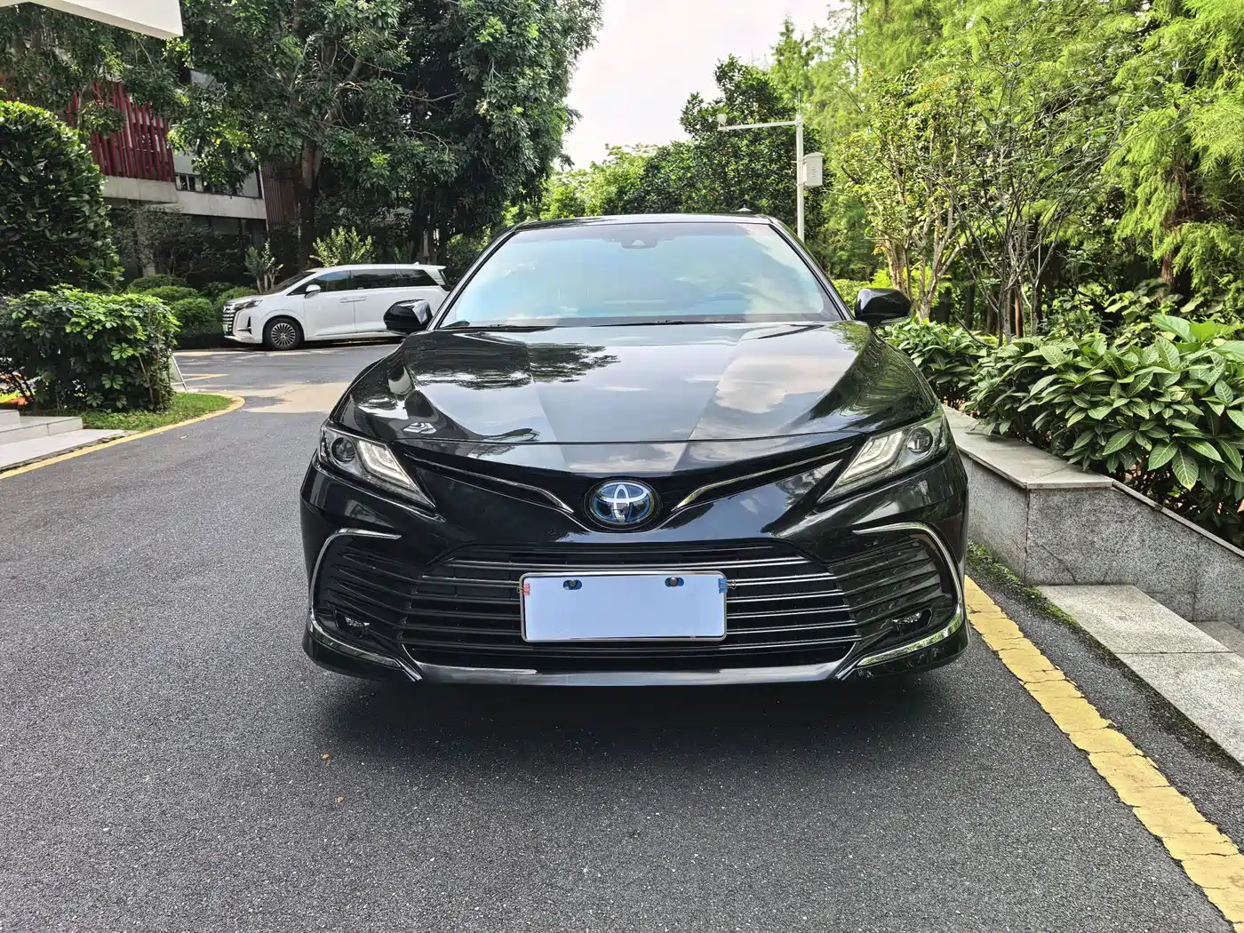 Toyota Camry 2021 Hybrid 2.5HG Luxury Edition фото 2