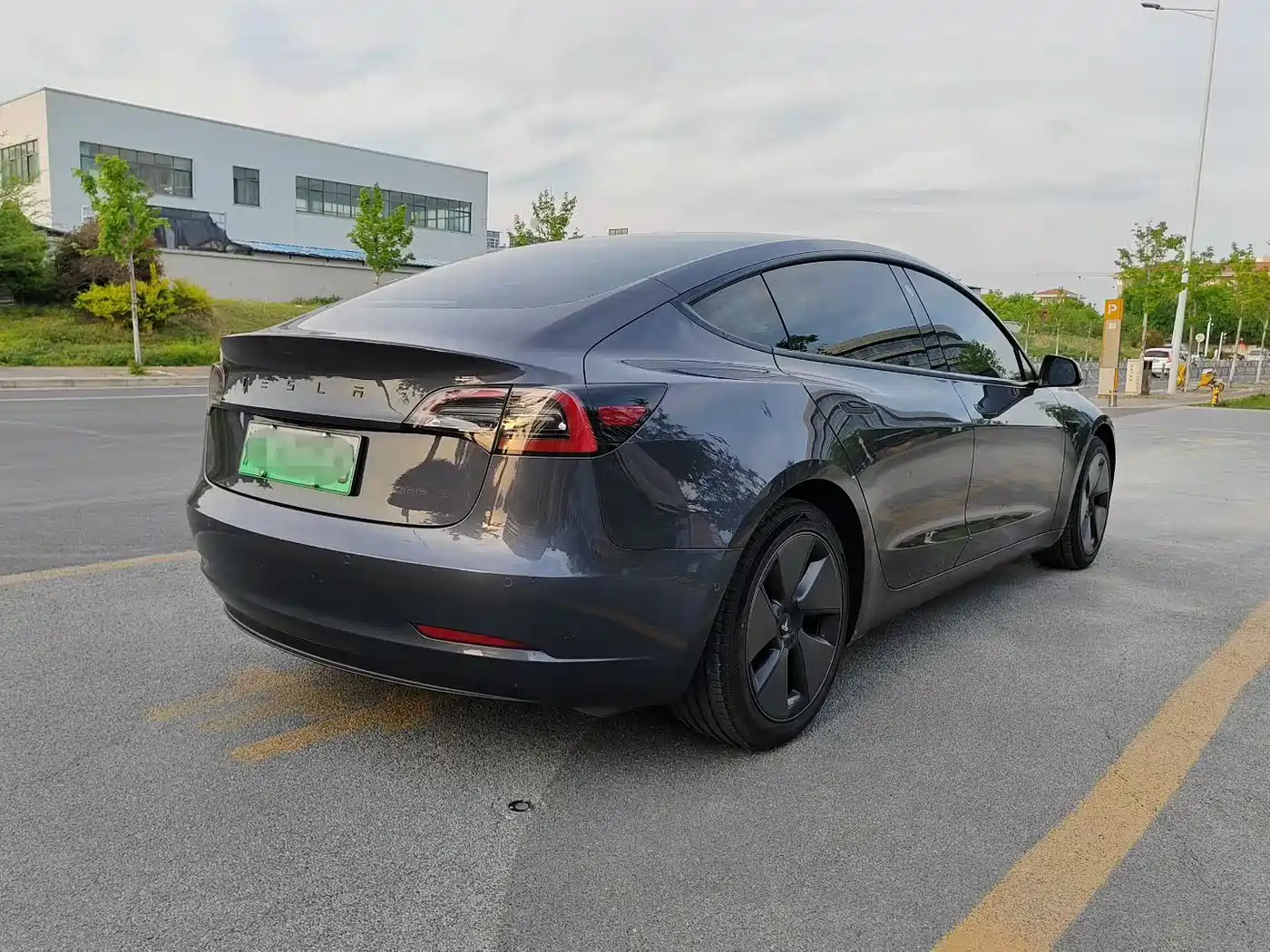 TESLA MODEL 3