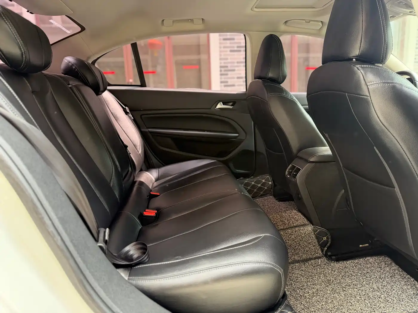 Peugeot 408 2016 1.6T Automatic Luxury Edition фото 9