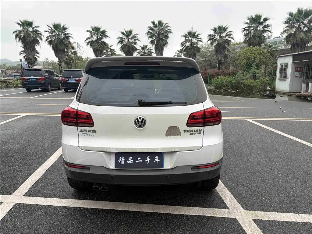 VOLKSWAGEN TIGUAN