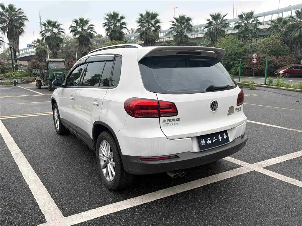 VOLKSWAGEN TIGUAN