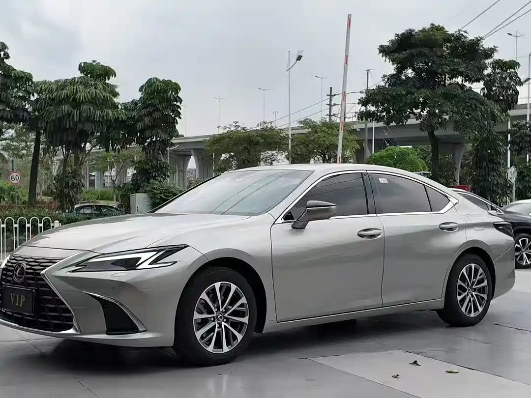 Lexus ES 2025 300h Ultimate Edition
